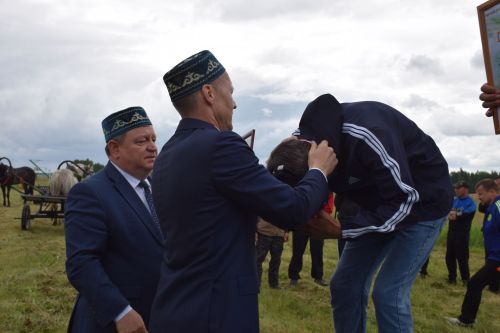 Главный приз главы на Сабантуе Нурлата завоевал Липтон из «Нурлат-Агро»
