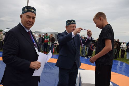 В Нурлате Алмаз Мустафин впервые стал абсолютным батыром Сабантуя
