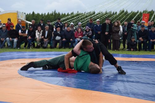 В Нурлате Алмаз Мустафин впервые стал абсолютным батыром Сабантуя