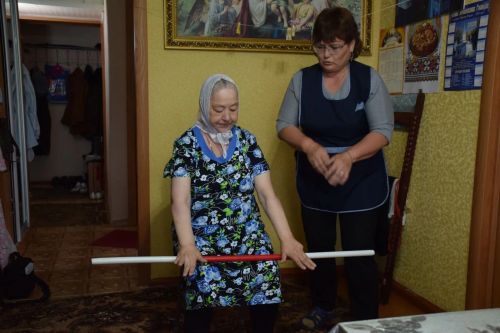 День социального работника: история Елены Колесниковой из Нурлата, которая 25 лет помогает пожилым