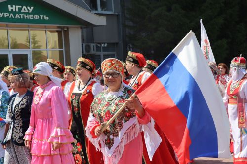 Нурлатта Россия көне уңаеннан Дуслык парады узачак