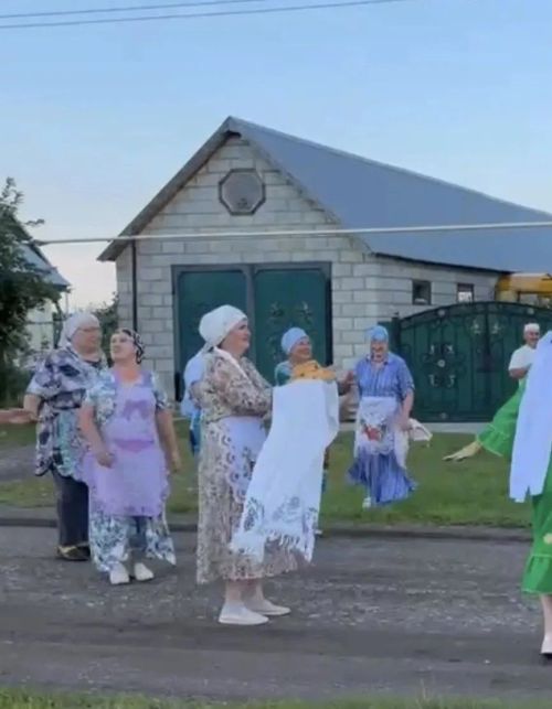 Сохраняя традиции: в Нижнем Нурлате с песнями и подарками встретили сбор даров