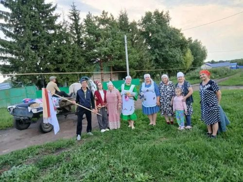 Сохраняя традиции: в Нижнем Нурлате с песнями и подарками встретили сбор даров