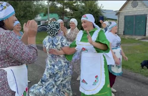 Сохраняя традиции: в Нижнем Нурлате с песнями и подарками встретили сбор даров