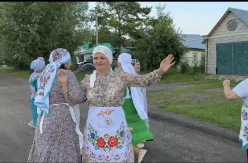 Сохраняя традиции: в Нижнем Нурлате с песнями и подарками встретили сбор даров