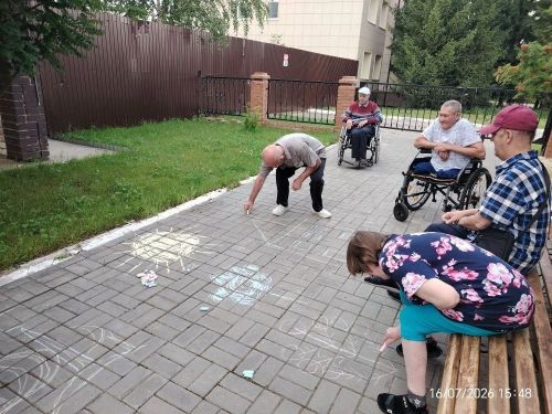 Жители Нурлатского интерната создали общую картину на асфальте