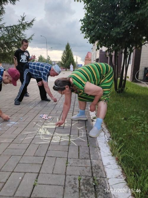Жители Нурлатского интерната создали общую картину на асфальте