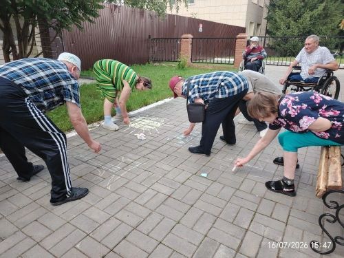 Жители Нурлатского интерната создали общую картину на асфальте