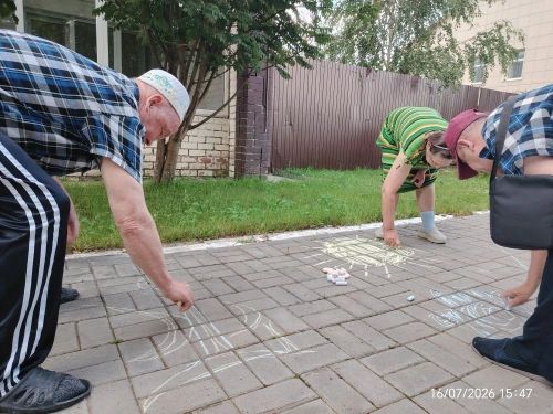 Жители Нурлатского интерната создали общую картину на асфальте