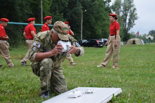 Юные нурлатцы в «Ратном сборе» осваивают управление беспилотниками и сборку автоматов