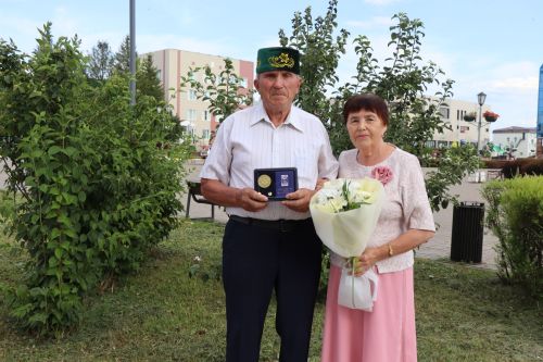 Супруги Файзуллины из Нурлата получили медаль За любовь и верность