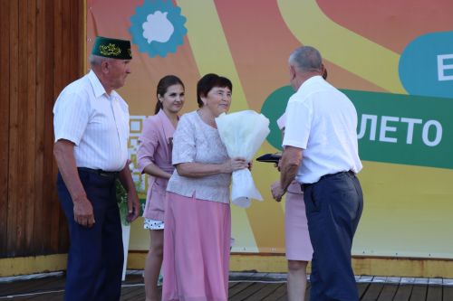 Супруги Файзуллины из Нурлата получили медаль За любовь и верность