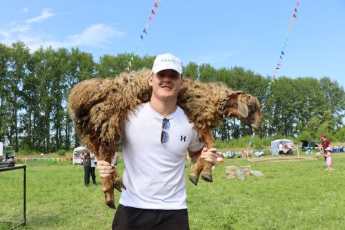 Главный батыр из Курманаево получил в награду барана и теленка
