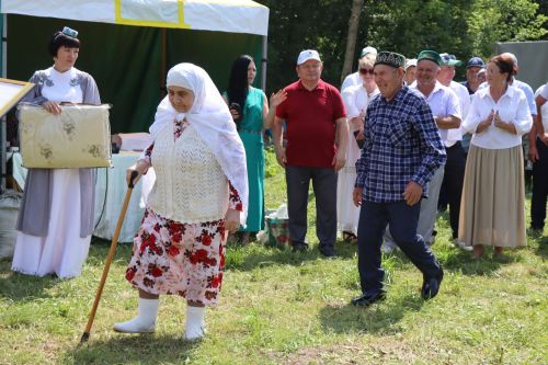 Главный батыр из Курманаево получил в награду барана и теленка