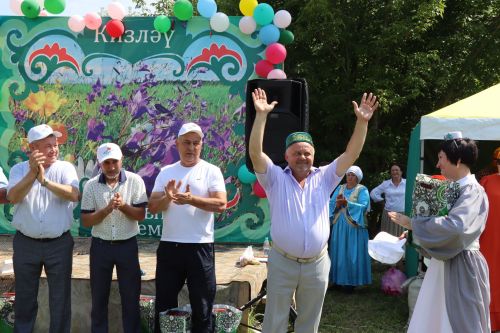 Главный батыр из Курманаево получил в награду барана и теленка