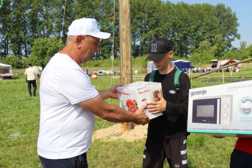 Главный батыр из Курманаево получил в награду барана и теленка