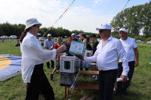 Главный батыр из Курманаево получил в награду барана и теленка