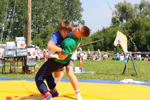 Главный батыр из Курманаево получил в награду барана и теленка