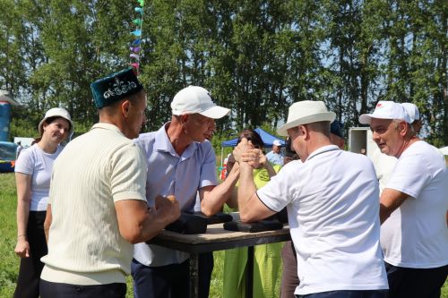 Главный батыр из Курманаево получил в награду барана и теленка