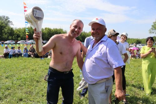 Главный батыр из Курманаево получил в награду барана и теленка