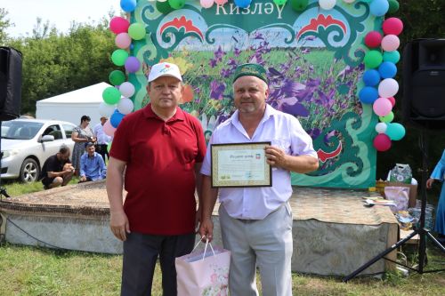 Главный батыр из Курманаево получил в награду барана и теленка