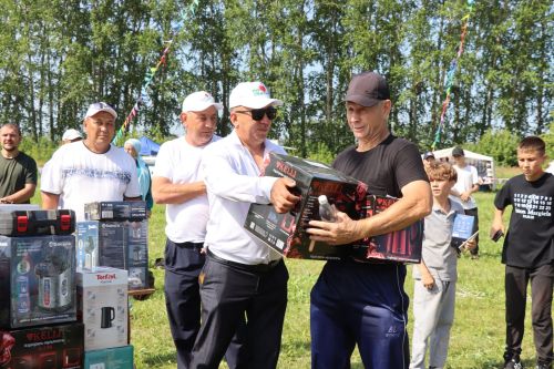 Главный батыр из Курманаево получил в награду барана и теленка