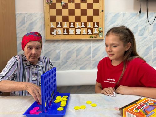 Школьники Нурлата устроили турнир по лото для жителей дома престарелых