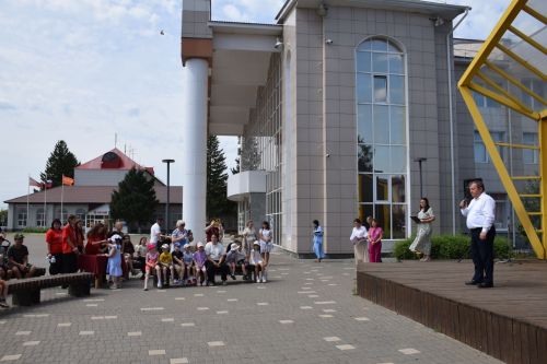В нурлатском сквере почтили память детей Донбасса акцией «Белые ангелы»