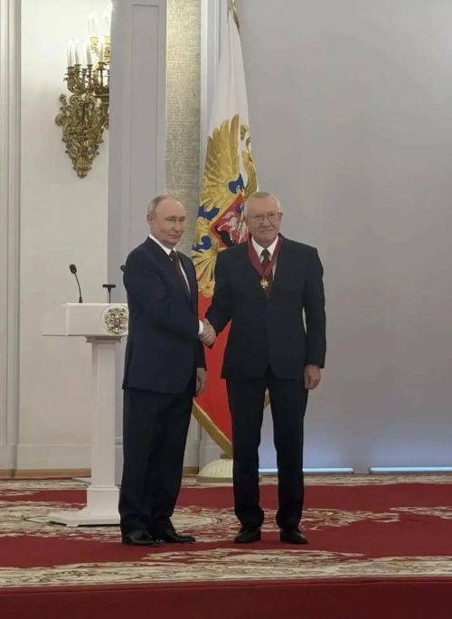 Путин вручил орден «За заслуги перед Отечеством» II степени депутату Олегу Морозову