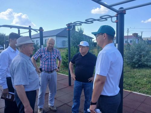 Дамир Ишкинеев проинспектировал благоустройство микрорайона Железнодорожников в Нурлате