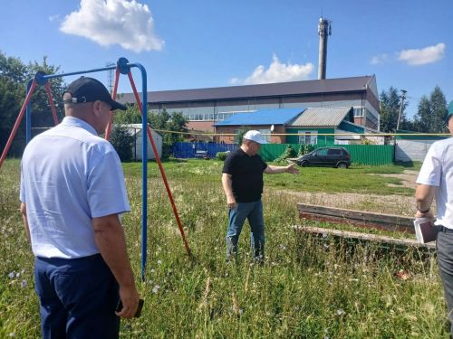 Дамир Ишкинеев проинспектировал благоустройство микрорайона Железнодорожников в Нурлате