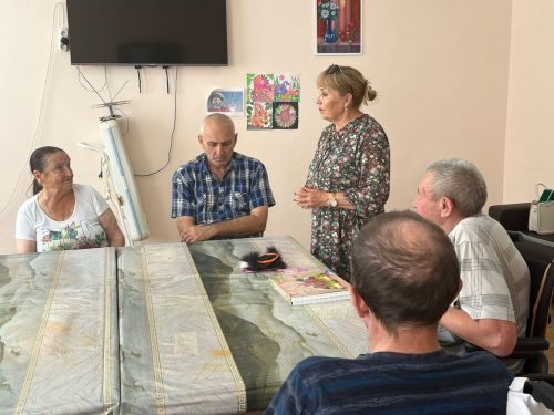 За игровым столом в Доме престарелых встретились ветераны труда