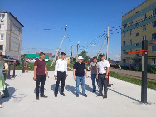 Дамир Ишкинеев проинспектировал благоустройство микрорайона Железнодорожников в Нурлате