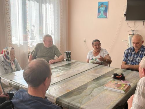 За игровым столом в Доме престарелых встретились ветераны труда