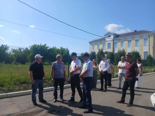 Дамир Ишкинеев проинспектировал благоустройство микрорайона Железнодорожников в Нурлате