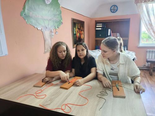 Тепло рук и сила молитвы: как в «Ильинском росточке» плели браслеты для воинов