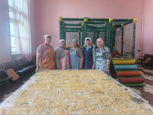 Жители Курманаево собирают посылки бойцам