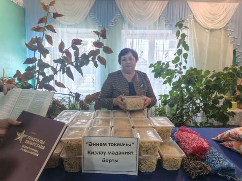 Жители Курманаево собирают посылки бойцам