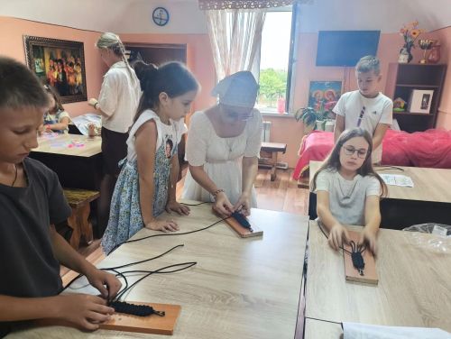 Тепло рук и сила молитвы: как в «Ильинском росточке» плели браслеты для воинов