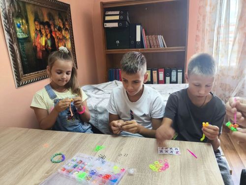 Тепло рук и сила молитвы: как в «Ильинском росточке» плели браслеты для воинов