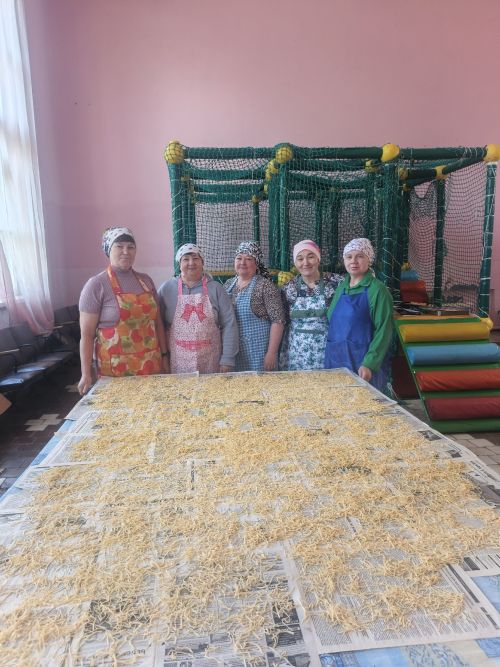 Жители Курманаево собирают посылки бойцам