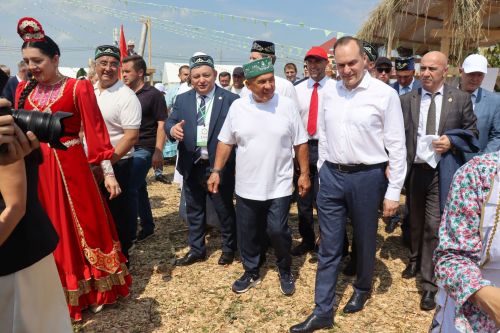 Рустам Минниханов посетил татарстанское подворье на Сабантуе в Мордовии