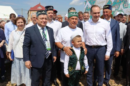 Рустам Минниханов посетил татарстанское подворье на Сабантуе в Мордовии