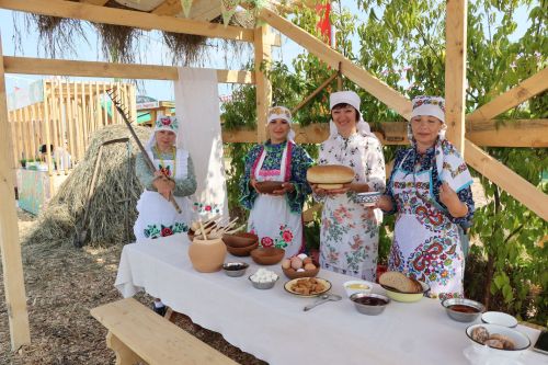 Рустам Минниханов посетил татарстанское подворье на Сабантуе в Мордовии