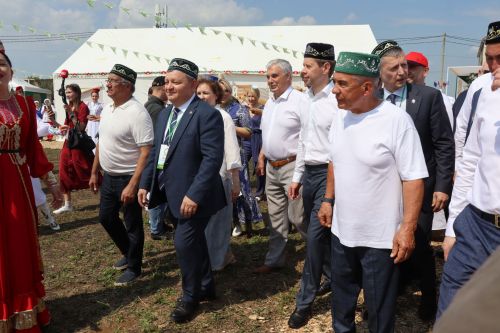 Рустам Минниханов посетил татарстанское подворье на Сабантуе в Мордовии