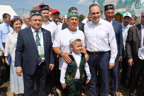 Рустам Минниханов посетил татарстанское подворье на Сабантуе в Мордовии