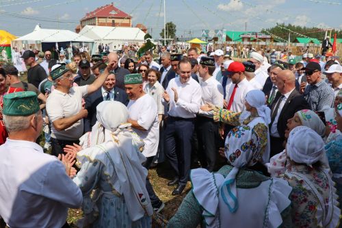 Рустам Минниханов посетил татарстанское подворье на Сабантуе в Мордовии