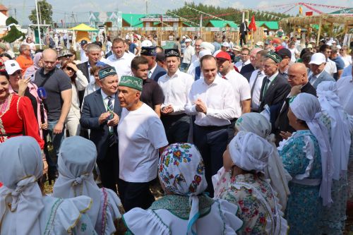 Рустам Минниханов посетил татарстанское подворье на Сабантуе в Мордовии