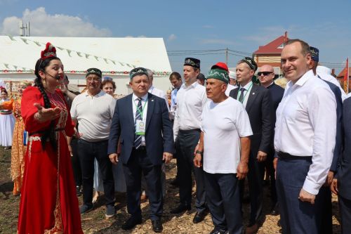 Рустам Минниханов посетил татарстанское подворье на Сабантуе в Мордовии
