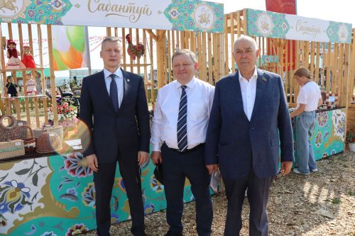 Рустам Минниханов посетил татарстанское подворье на Сабантуе в Мордовии